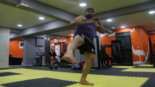 Muz ağaçlarını tekmeleyerek parçalayan dövüşçü performansıyla ilgi odağı oldu