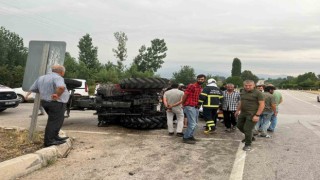 Niksarda traktör ile otomobil çarpıştı : 2 yaralı