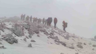 Nöroloji uzmanları, dondurucu soğuğa rağmen zirve tırmanışını tamamladı