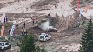 Off-Road yarışlarında devrilen araç yarışlara veda etti