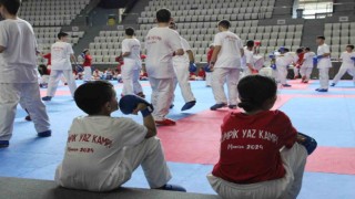 Olimpiyat dışı kalan karateciler Manisada kampa girdi