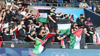 Olimpiyatlarda futbol maçında protesto