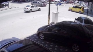 Ölümün kıyısından saniyelerle döndü, zarar gören motosikletine üzüldü