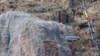 Olur-Artvin yolunda kayalıklara çelik tel