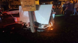 Önce park halindeki araçlara, ardından aydınlatma direğine çarparak durabildi: 1i ağır 2 yaralı