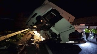 Önünde seyreden araca çarpan tırın sürücüsü yaralandı