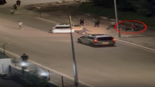 Önünü kestiği motosikletliyi ve yanındaki genç kızı defalarca yumrukladı