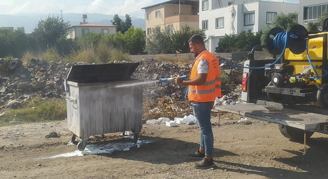 Osmaniye Belediyesi’nden Çöp Konteynerlerine İlaçlama