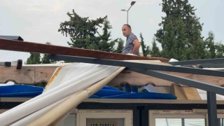 Osmaniyede fırtınada çatılar uçtu, ağaçlar devrildi