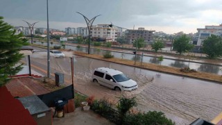 Osmaniye'nin Kadirli İlçesinde sağanak ve fırtınada sokaklar göle döndü