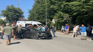 Otomobil ambulansı sollamaya çalışınca kaza yaptı; 1i çocuk 2 kişi yaralandı
