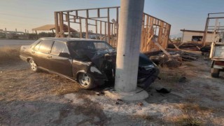 Otomobil direğe çarptı, kaza güvenlik kamerasına yansıdı: 1 yaralı