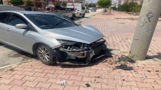 Otomobil direğe çarptı, sürücü yaralandı