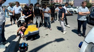 Otomobil ile çarpışan motosikletin sürücüsü motosikletten fırladı