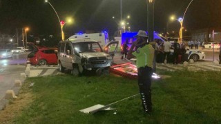 Otomobil ile hafif ticari aracın karıştığı kazada 1i ağır 4 kişi yaralandı