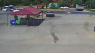 Otomobil kamyonete ok gibi saplanıp devirdi, ortalık savaş alanına döndü