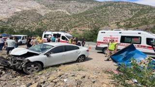 Otomobil otobüs durağına daldı: 3 yaralı