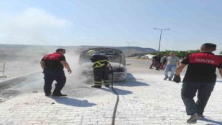 Otomobilde çıkan yangını itfaiye ekipleri söndürdü