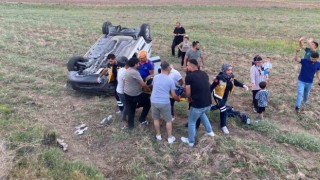 Otomobilin arkadan çarptığı hafif ticari araç takla atarak şarampole uçtu: 3 yaralı