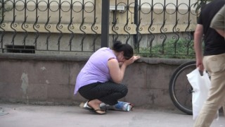 Otomobilin çarptığı köpek telef oldu, sahibi hüngür hüngür ağladı