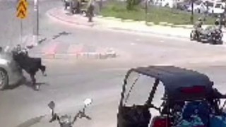 Otomobilin kadına çarptığı kaza kamerada