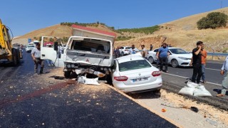 Otomobille kamyon çarpıştı: 3 yaralı