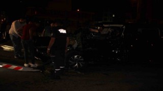 Otomobiller çarpıştı, park halindeki araçlar zarar gördü: 4 yaralı