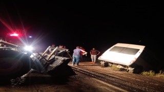 Özalpta sele kapılan minibüs devrildi: 3 yaralı