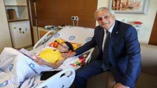 Başkan Bakkalcıoğlu, kalbi tekrar çalıştırılan minik Elayı ESOGÜ'de ziyaret etti