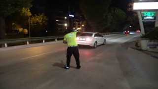 Ne ‘dur ikazına, ne uyarı ateşine aldırış etti, geri vitese takıp böyle kaçtı
