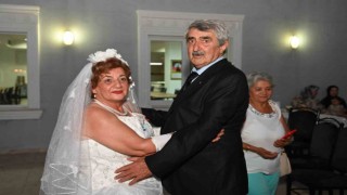 Özlemini çektiği beyaz gelinliği 56 yıl sonra giydi