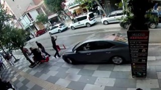 Panik yaparak gaza basan sürücü kaldırımdaki grubun arasına daldı: 1 yaralı