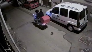 Park halindeki aracın aynasını kırdılar...O anlar kamerada