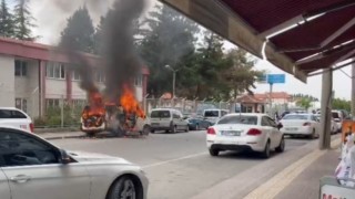 Park halindeki minibüs alev alev yandı