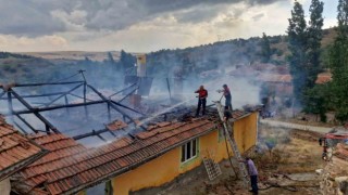 Patlayan tüp evi ve samanlığı kül etti