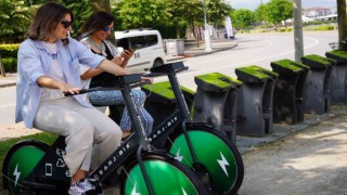 Pedal çevirerek telefonları şarj ediyorlar