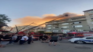 Pendikte 4 katlı binanın çatısı alev alev yandı