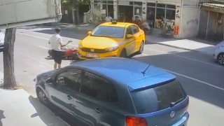 Pendikte kontrolsüz dönüş yapan ticari taksi motosiklet ile çarpıştı