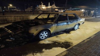 Pendikte otomobil alev alev yandı