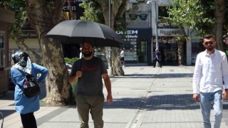 Pendikte sıcaktan bunalan vatandaşlardan şemsiyeli ve kartonlu önlem