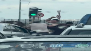 Pendikte yol verme kavgası: Tekmeler, yumruklar havada uçuştu