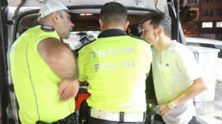 Polis, “Araç sahibi kim?” dedi, ehliyetsiz sürücü telefon uzattı
