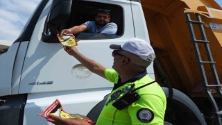 Polis ekipleri tır ve motosiklet sürücülerine bilgilendirici broşür dağıttı