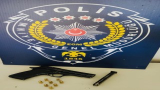 Polis ekiplerinin dikkati ile yakalanan şüphelinin üzerinden ruhsatsız tabanca ele geçirildi