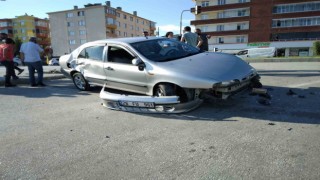 Refüje çarpan otomobilin sürücüsü yaralandı