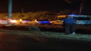 Refüje çarparak devrilen motosikletin sürücüsü öldü