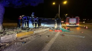 Refüje çıkan araç yan yattı: 1 yaralı