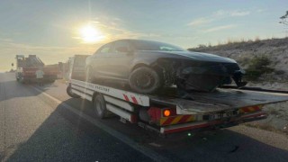 Refüje giren otomobilde 4 kişi yaralandı