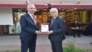 Rektör Çolaktan, emekliye ayrılan İdari ve Mali İşler Daire Başkanı Necmettin Başkuta plaket