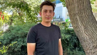 Resmi plakalı aracın motosikletle çarpışması güvenlik kamerasına yansıdı